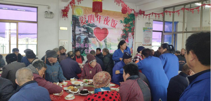 老人们围坐一同用餐